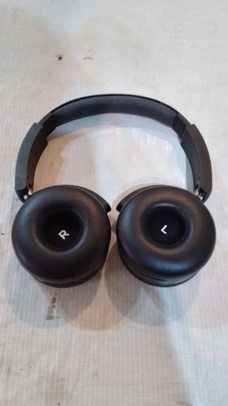 AKG Y50Bt Wireless Bluetooth Headphones 3