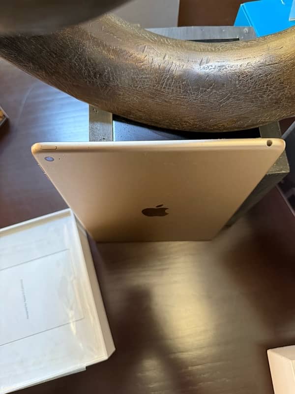 iPad 6th Gen 32GB excellent condition 1