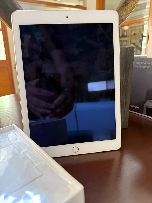 iPad 6th Gen 32GB excellent condition 5