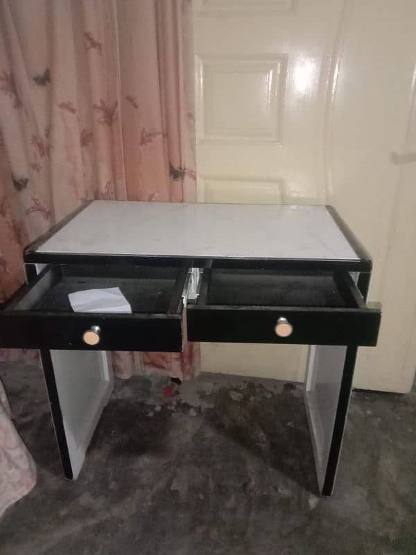 Office tables 3 tables for sale 0