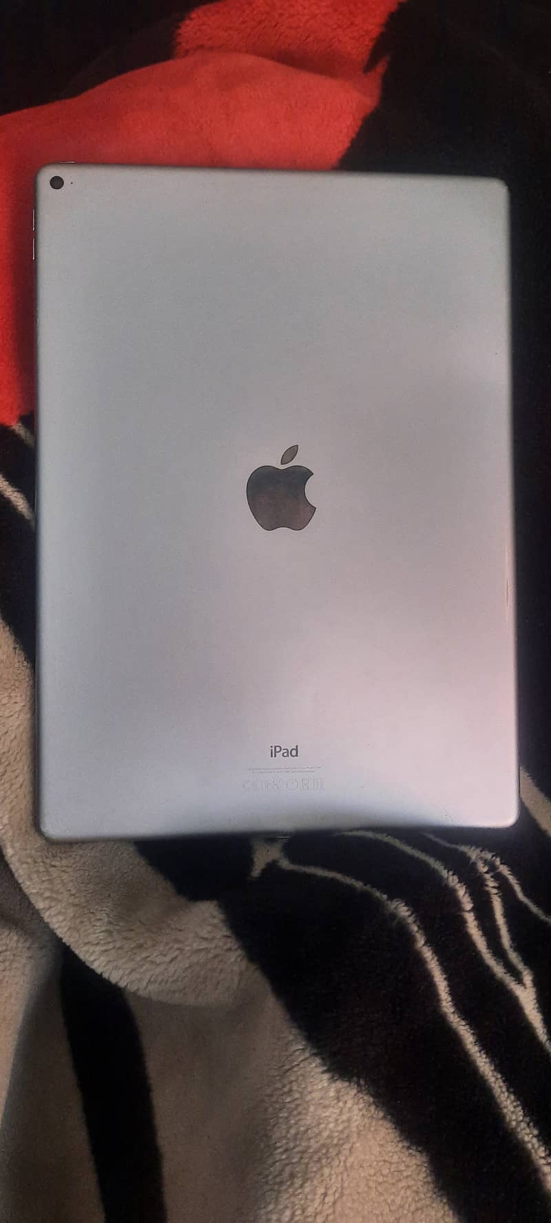 Apple Ipad Pro 12.9 first generation march 2016 ko UK se khud kherda h 1