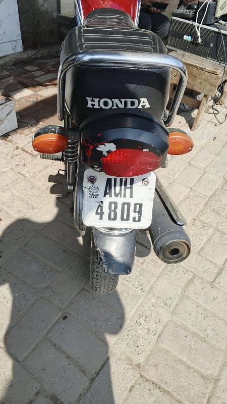 Honda 125 Red color 2019 was number in model 21 5