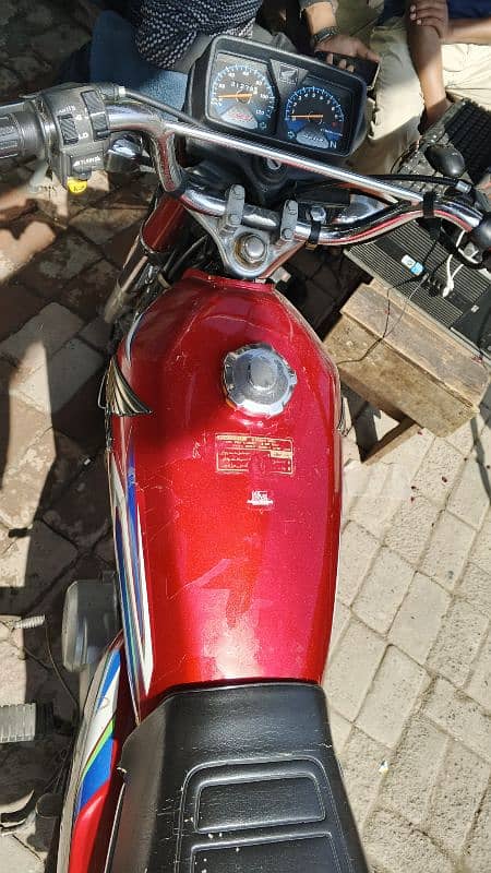 Honda 125 Red color 2019 was number in model 21 8