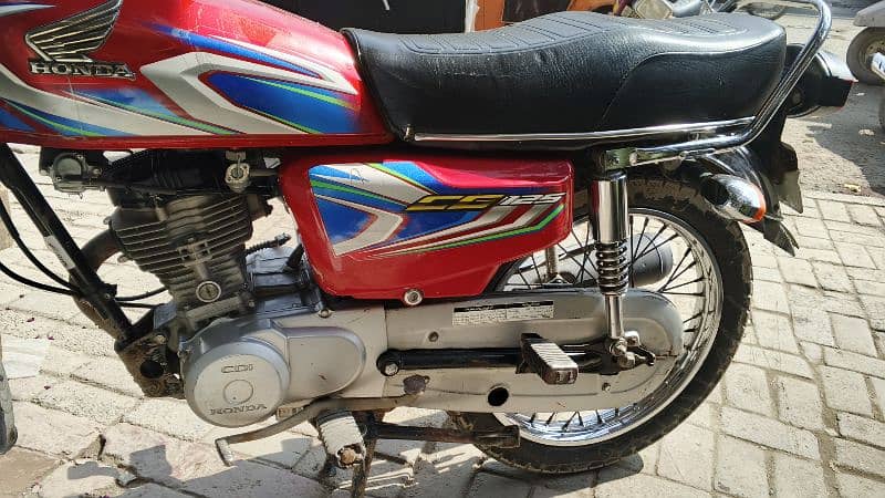 Honda 125 Red color 2019 was number in model 21 9