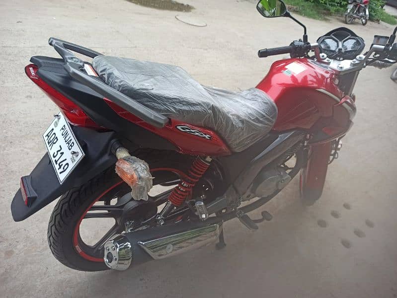 Suzuki GSX 125 Red Colour 2400km drived 6