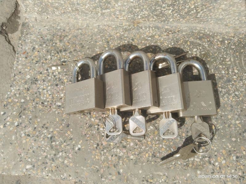 05xDoor lock . . . 2