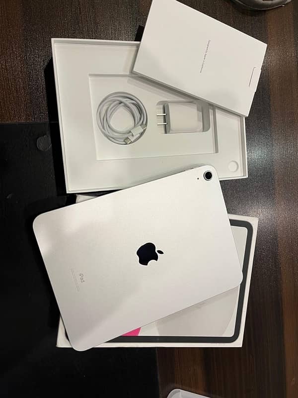 I PAD 10th Generation 64GB in warranty complete box 7