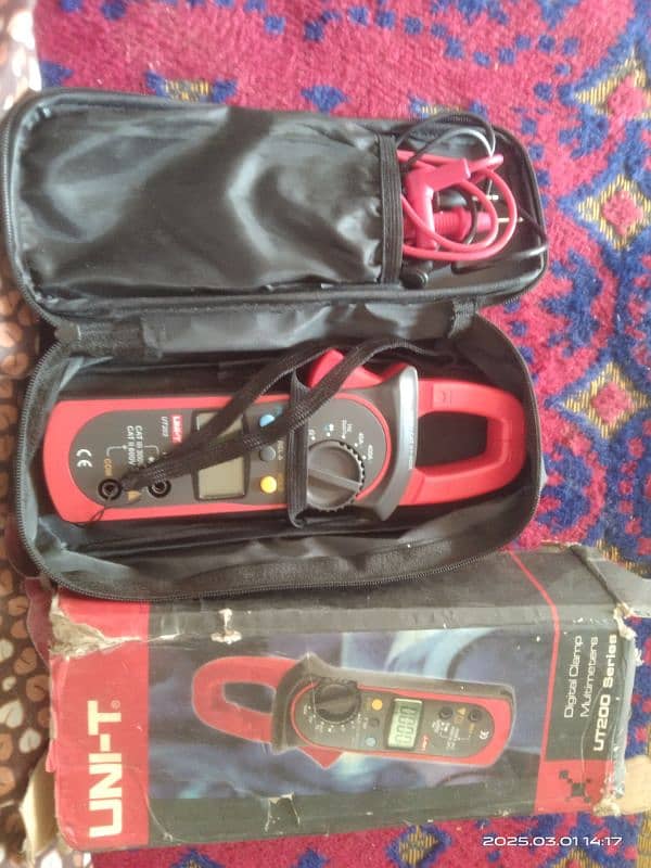 Uni T digital Clamp meter 4