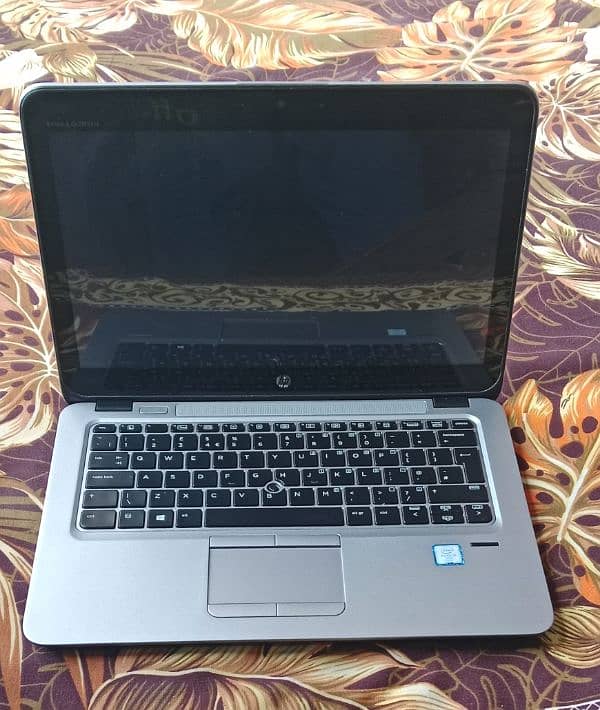 HP elitebook 8gb ddr4 ram 128gb ssd 4gb graphic card display 14 2