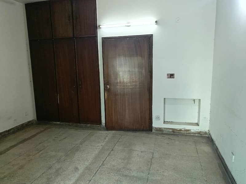 4 Marla 2nd Floor Office For Rent In DHA Phase 1,Block H, Lahore. 9