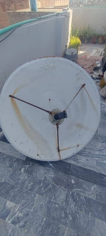 Dish with receiver 0