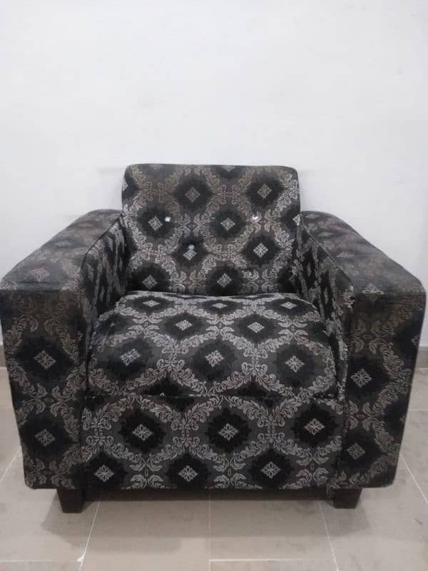 4 seater sofa sent for sale 1