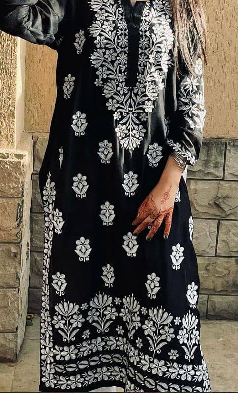 Women's Chikankari Embroidered Linen Kurta-1 Pc, Round Neck, Black 2