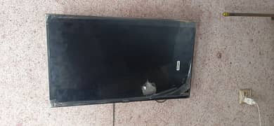 Lcd haier 32 inch just 2 years used new just panel aik jga se toot gya