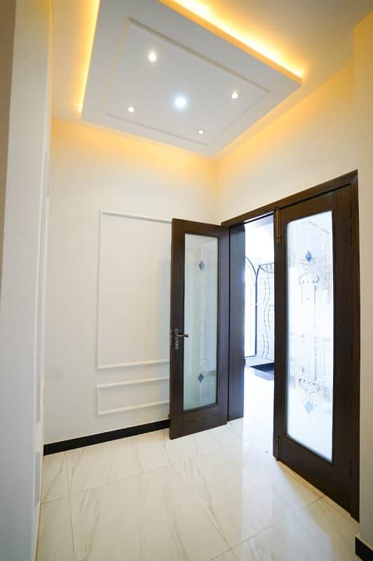 10 Marla Brand New Luxury Upper Portion For Rent In GHAZNAVI BLOCK Bahria Town Lahore 9