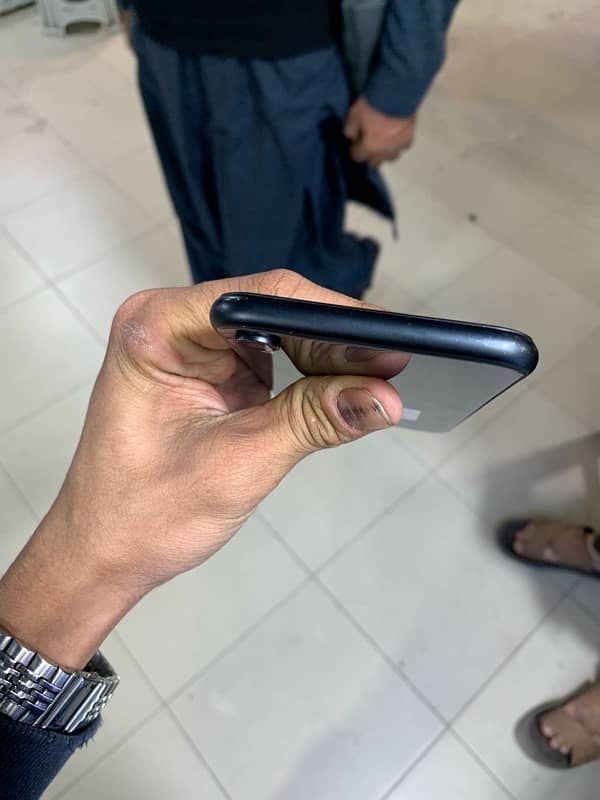 iphone xr official pta 4