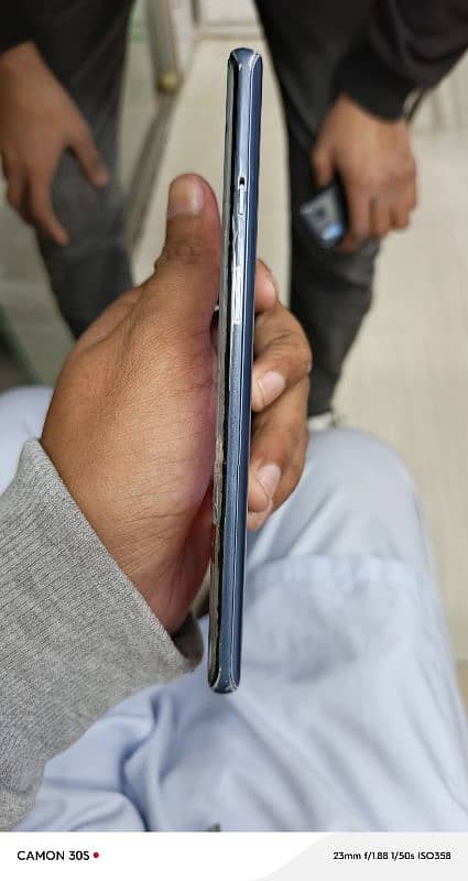 ONE PLUS 8 FRONT GLASS CRACK 1