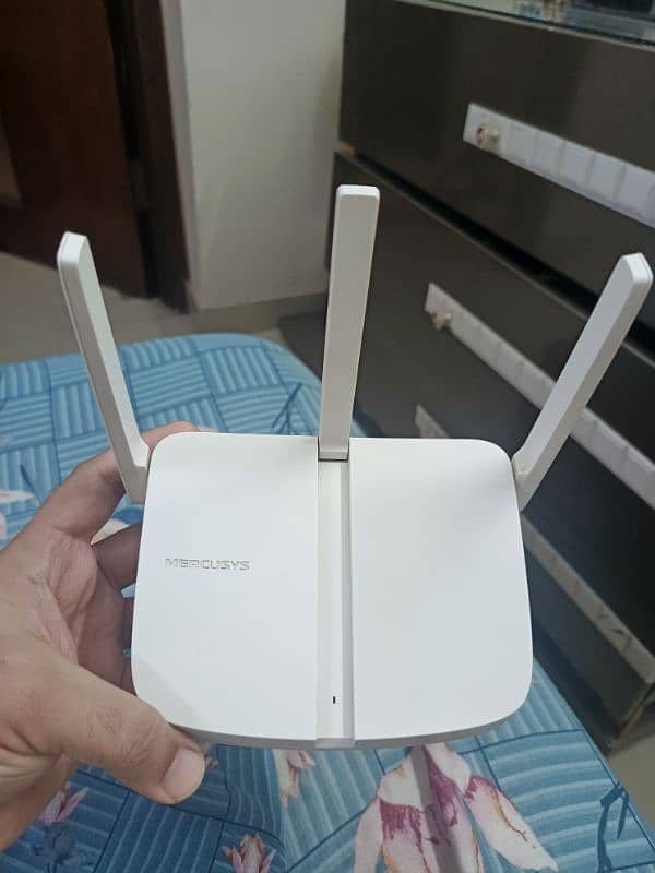 Mercusys 3 antenna Wifi Router just like new 0