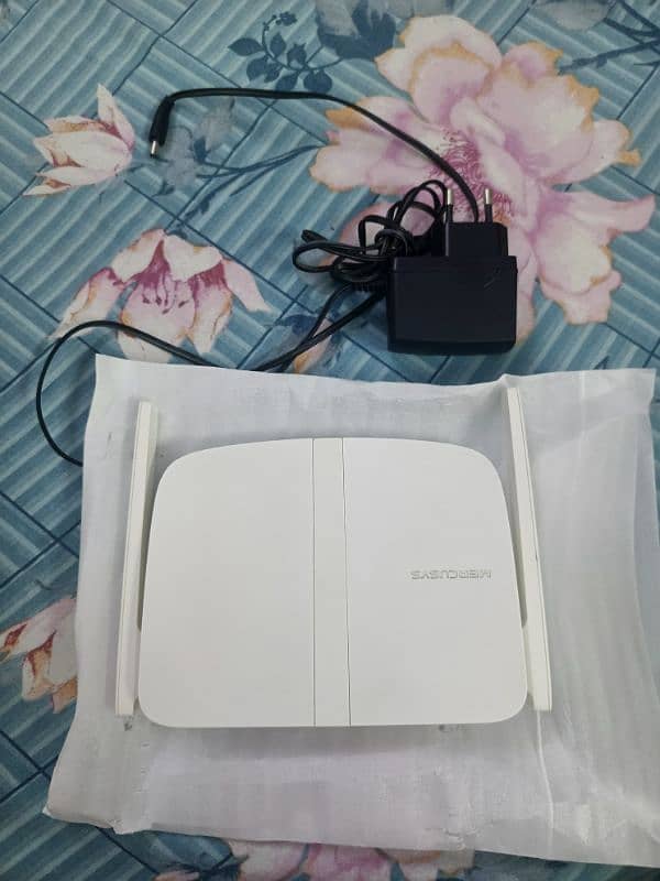 Mercusys 3 antenna Wifi Router just like new 3