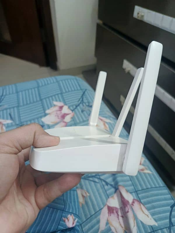 Mercusys 3 antenna Wifi Router just like new 6