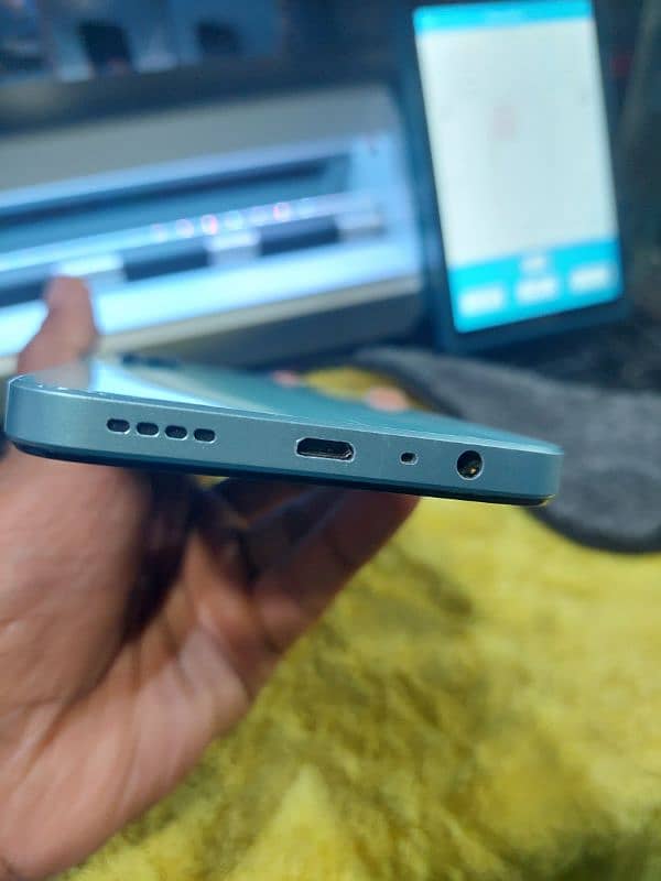 Realme C33 4/64 with box and charger 2