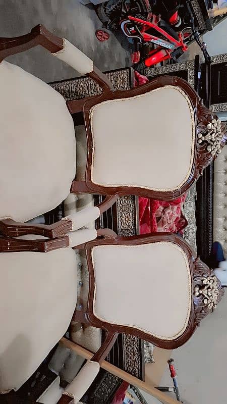 2 chairs bad room wali 3