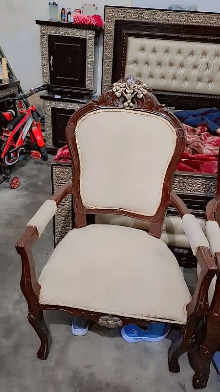 2 chairs bad room wali 4