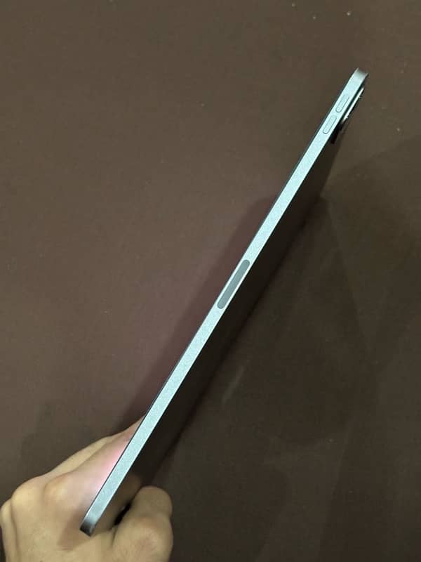 ipad pro m2 11 inch 256gb with minor fault 7