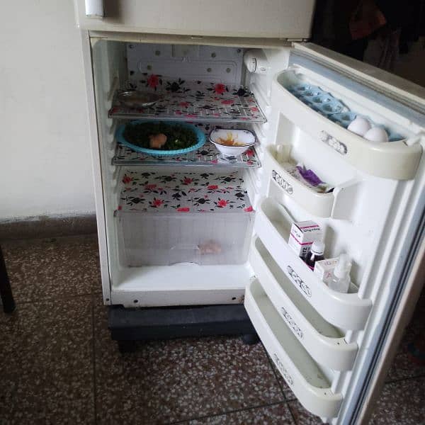 refrigirator in good condition 2