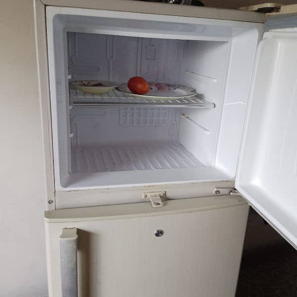 refrigirator in good condition 4