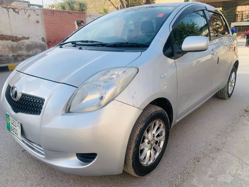 Toyota Vitz 2007 model 2012 register totally untouched. . 3