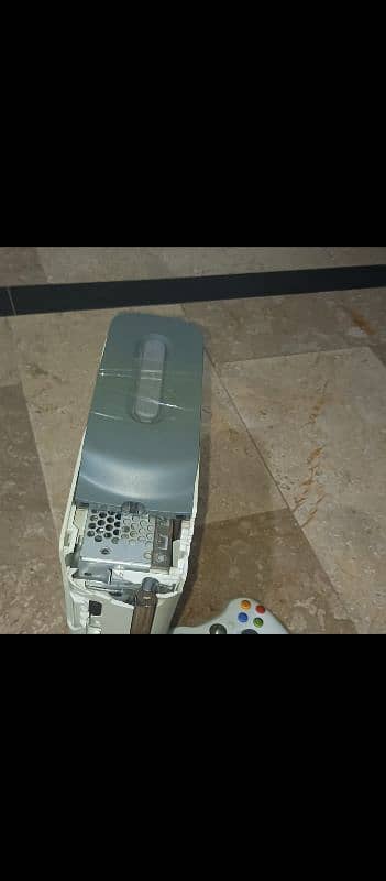 xbox 360 full loaded with game Broken 1