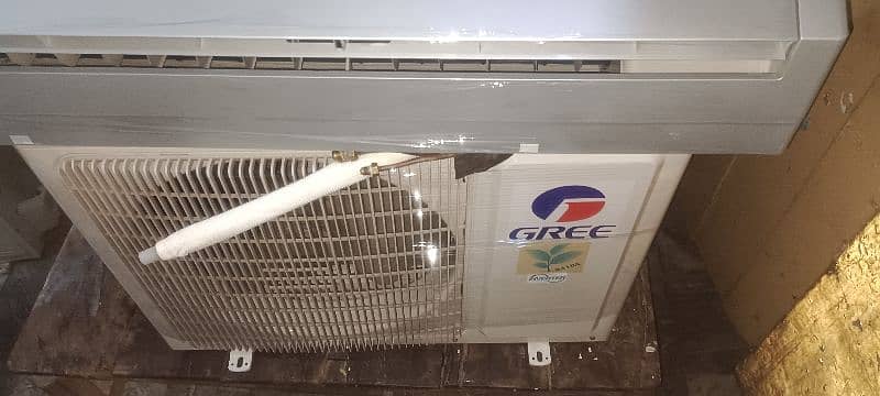 GREE 1.5ton DC inverter heat and cool only one month use 3