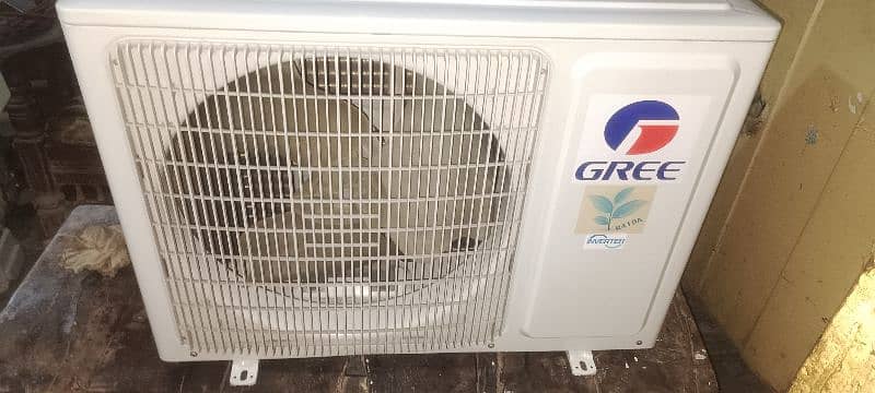 GREE 1.5ton DC inverter heat and cool only one month use 9