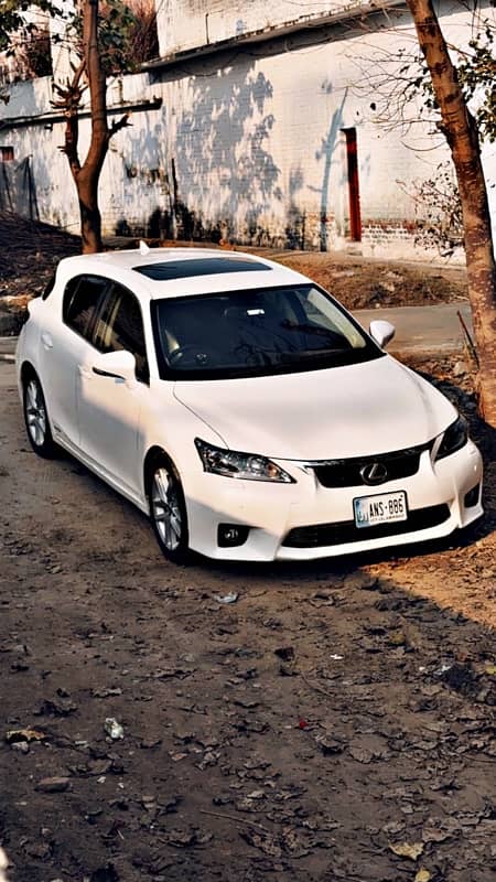 Lexus CT200h 2014 1