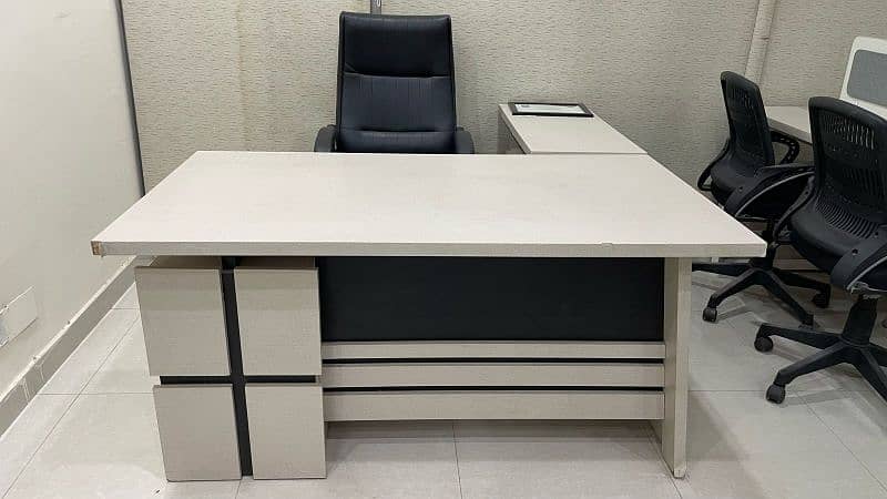 Exactive Tabel and chairs for sale 0