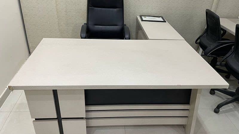 Exactive Tabel and chairs for sale 2