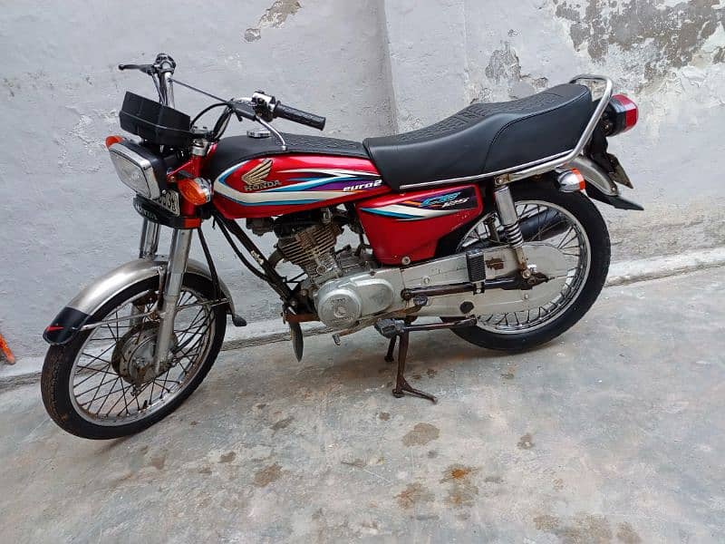 Honda 125 model 2014/15 B red colour original condition condition 7