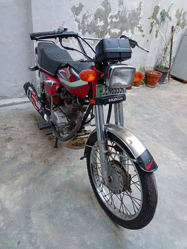 Honda 125 model 2014/15 B red colour original condition condition 12