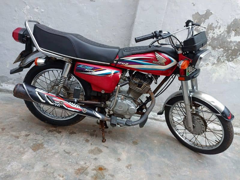 Honda 125 model 2014/15 B red colour original condition condition 16