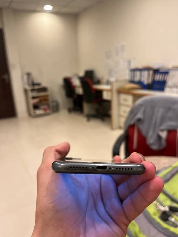 iPhone 11 4