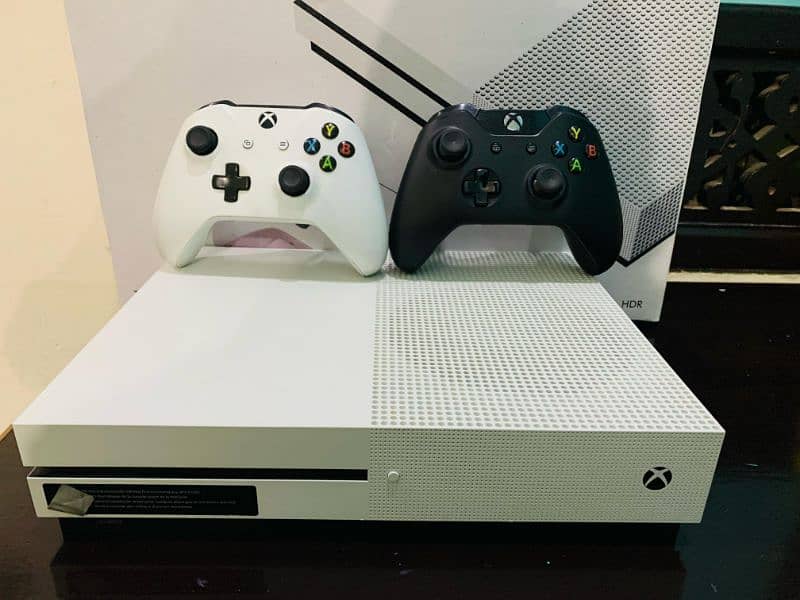 Xbox one s 1tb with 2 controller 1