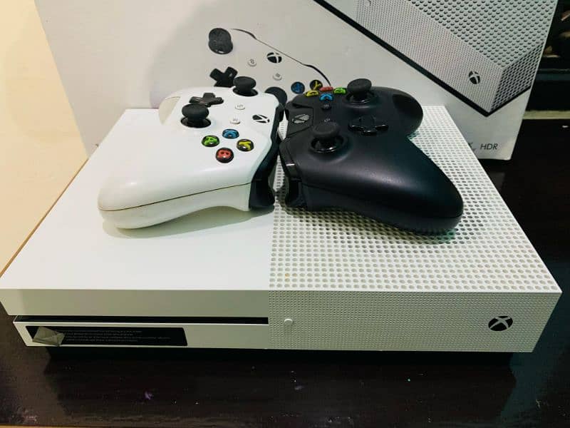 Xbox one s 1tb with 2 controller 2