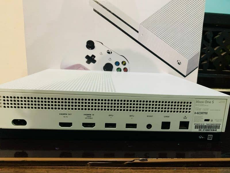 Xbox one s 1tb with 2 controller 3