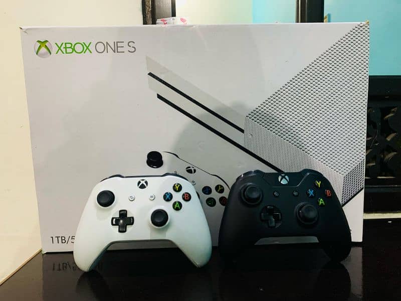 Xbox one s 1tb with 2 controller 4