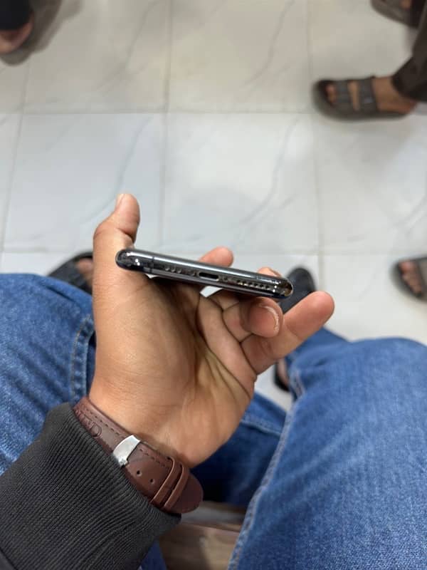 i phone xs black 64gb pta approved 3