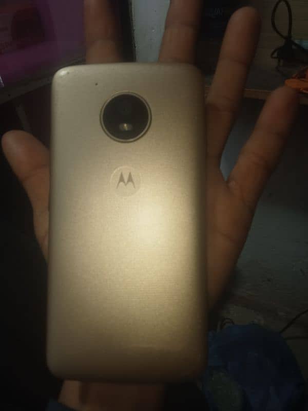 Motorola E4 mobile on working condition all ok hay. 2