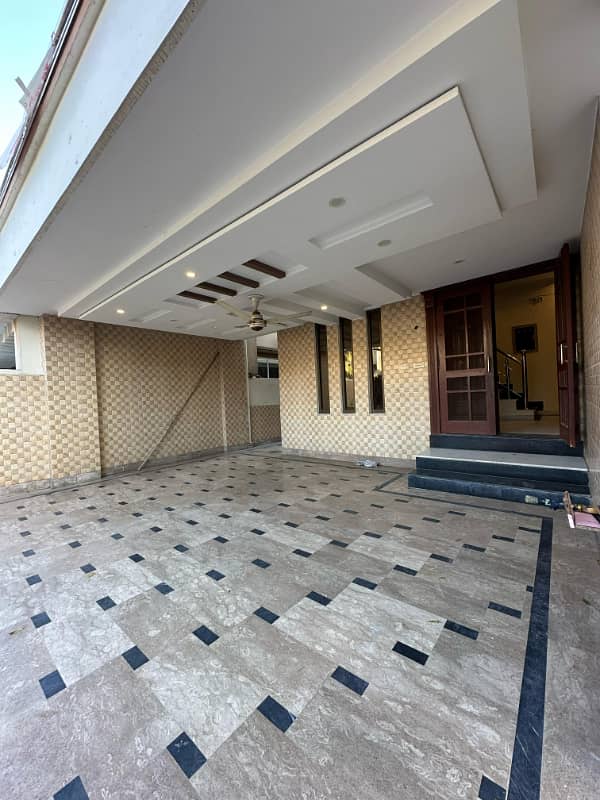 1 Kanal Luxury Full House with Basement & Gas Available for Rent in Chambeli Block, Bahria Town Lahore. 0