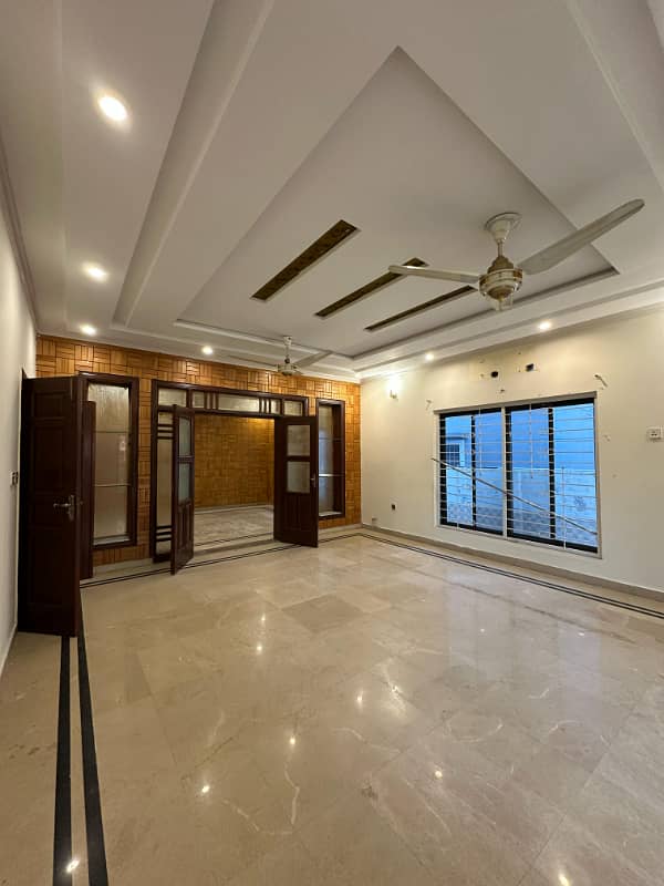 1 Kanal Luxury Full House with Basement & Gas Available for Rent in Chambeli Block, Bahria Town Lahore. 2