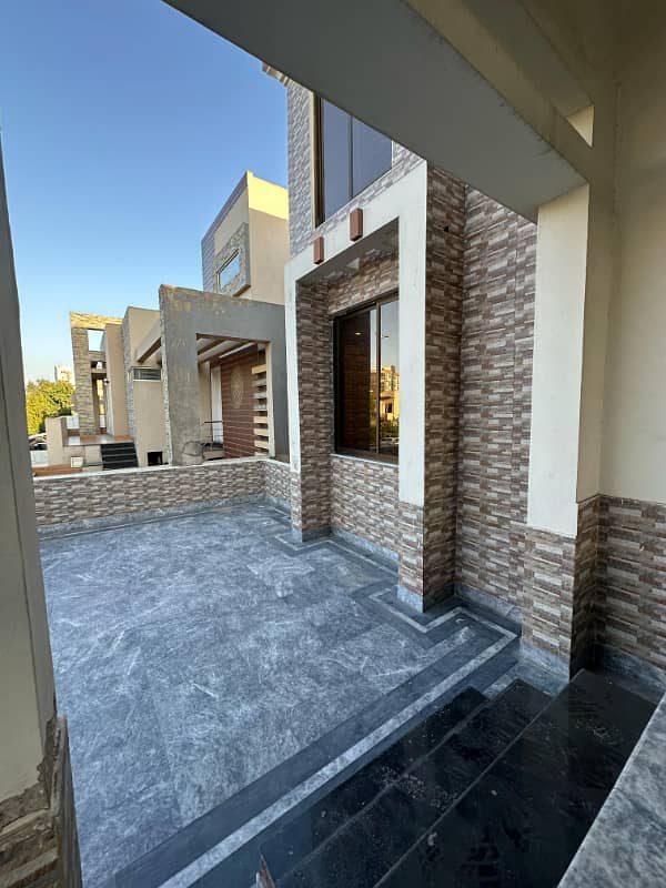 1 Kanal Luxury Full House with Basement & Gas Available for Rent in Chambeli Block, Bahria Town Lahore. 4